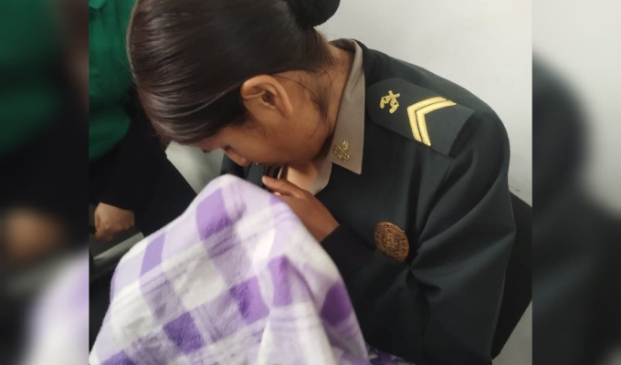 Policía amamanta a bebé abandonado en Arequipa: recién nacido fue hallado dentro de una bolsa