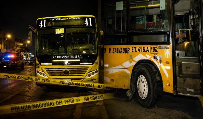 Terror en Villa El Salvador: criminales atacan bus de transporte público y dejan amenaza extorsiva