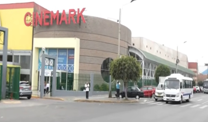 Mujer denuncia presunto acoso en baño de un cine en San Miguel
