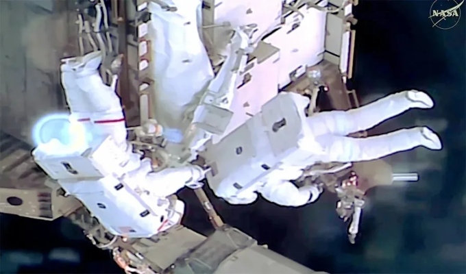 NASA reprograma caminata espacial tras detectar falla en traje de astronauta