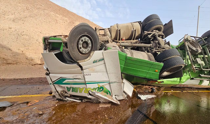Conductor muere tras despiste y volcadura de cisterna en una carretera de Moquegua