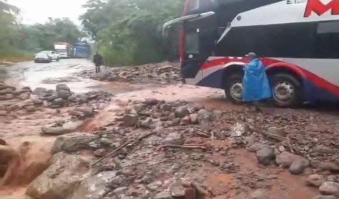 Huaico deja cientos de vehículos varados tras bloquear carretera Perené–Pichanaki