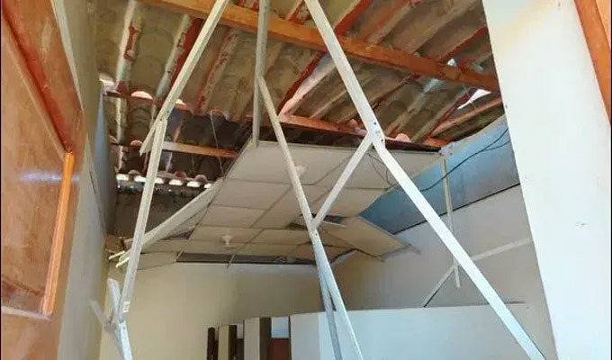 Fuertes vientos causaron daños en colegio de La Libertad: alertan que estudiantes están en peligro