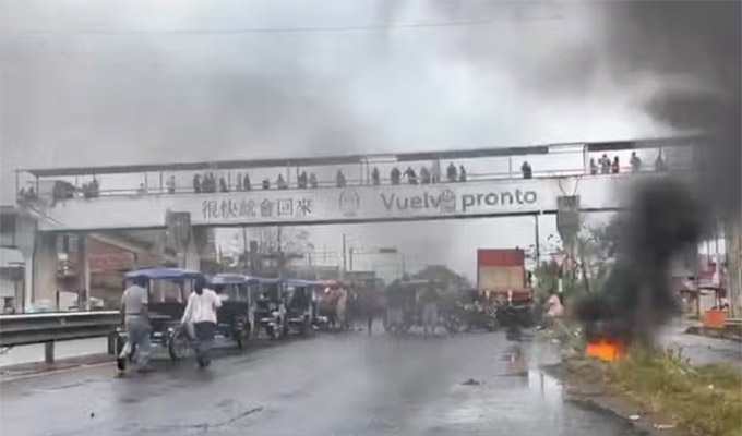 Paciente muere por demora en traslado a hospital: transportistas bloquean carretera en Ucayali