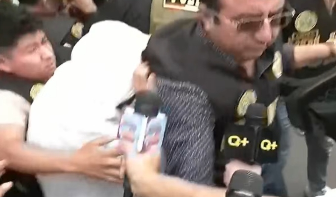 César Sánchez declara por denuncia de Naldy Saldaña y sale encapuchado de la Depincri