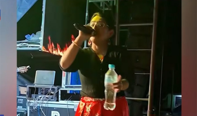 Ayacucho: agreden a cantante con una botella en pleno concierto