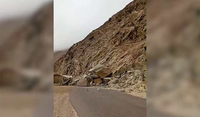 Deslizamiento de rocas bloquea carretera en Arequipa: decenas de camiones y buses están varados