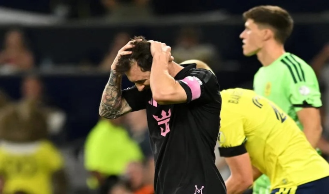 Noche complicada para Messi: erró desde los doce pasos y recibió tarjeta amarilla