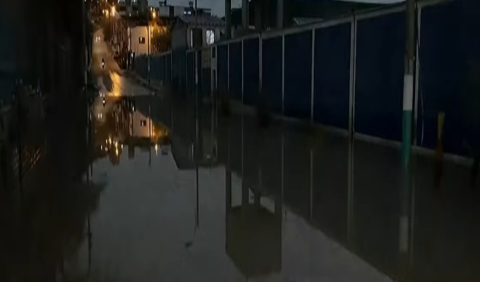 Colegio de Villa El Salvador amanece completamente inundado tras lluvias