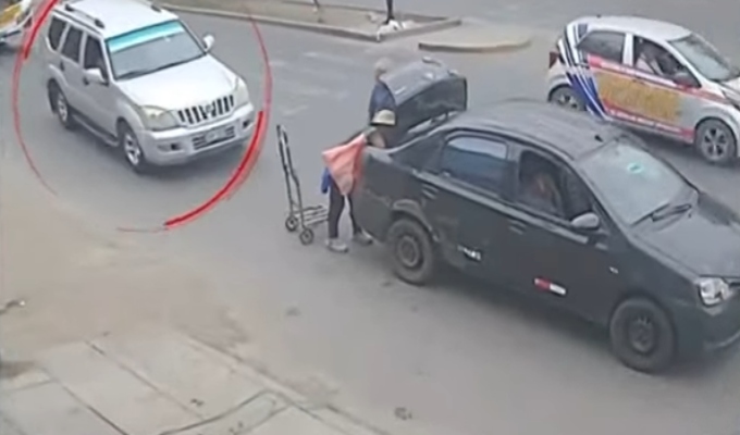 Cámara de seguridad capta el preciso instante en que mujer es atropellada en Santa Anita