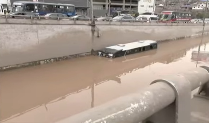 ¡Bus atrapado! Inundaciones bloquean bypass en Villa María del Triunfo