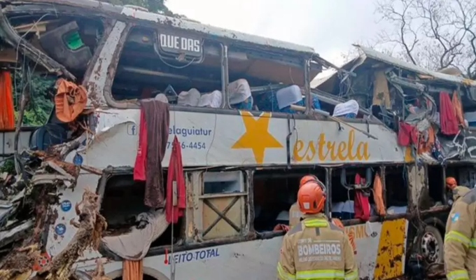 Volcadura de autobús provoca tragedia: al menos 10 muertos y más de 20 heridos
