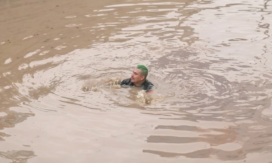 ¡Como si fuera su piscina!: hombre aprovecha inundación y se pone a nadar en pleno bypass de VMT