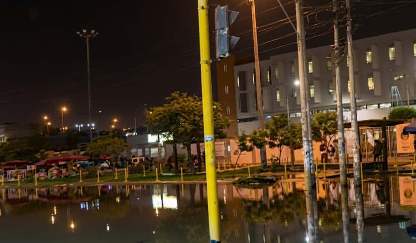Villa El Salvador: vía de acceso al Hospital de Emergencias queda inundada tras lluvias