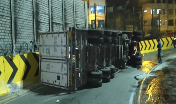 Tráiler se vuelca y conductor resulta herido tras accidente en el Rímac