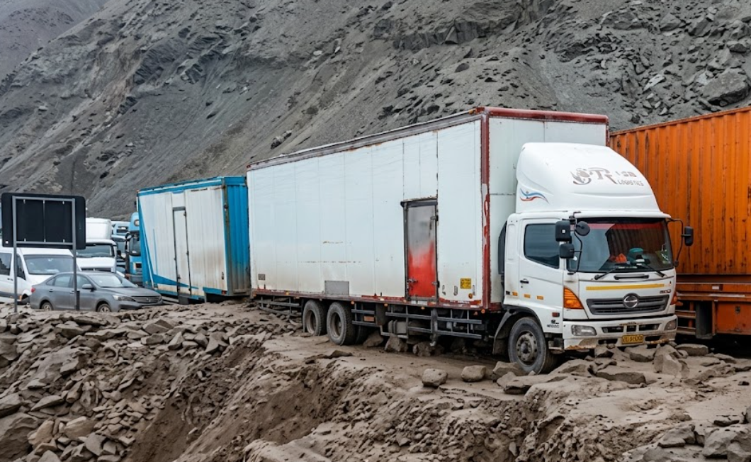 ¡Ya son cuatro días varados! Cientos de pasajeros pernoctan entre lodo y rocas en Arequipa