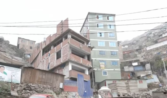 ¡Increíble! construyen edificio de más de siete pisos en lo alto de un cerro