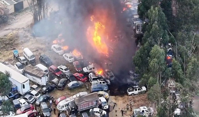 Huancayo: voraz incendio en complejo policial Alipio Ponce deja más de 30 vehículos afectados