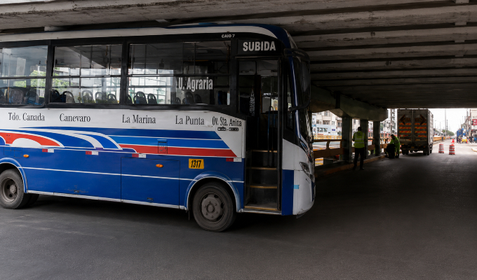 Bus de transporte público queda atascado en puente de la Av. Brasil