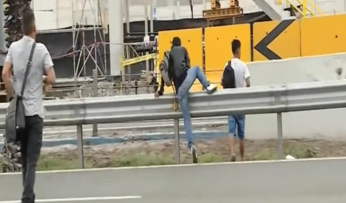 Peatones desafían las normas de tránsito y se exponen a accidentes en las calles de Lima