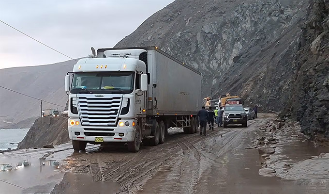Arequipa: restablecen tránsito restringido en la Panamericana Sur tras bloqueo por huaicos