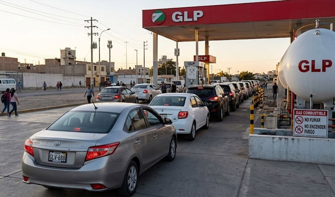 Tacna: largas filas de vehículos se registran en diferentes grifos por la escasez de GLP