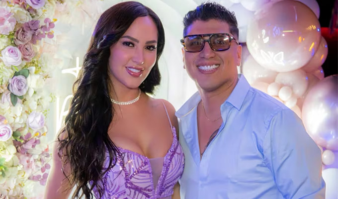 Cantante John Kelvin confirma romance con empresaria: pareja lleva cinco meses de relación