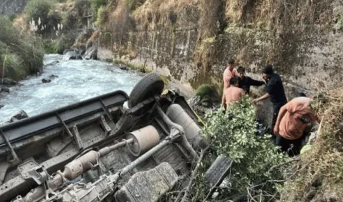 Carretera Central: miniván cae al río Rímac y deja seis heridos, incluido un adolescente
