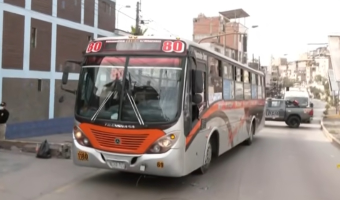 Surco: atacan a balazos bus de Nueva América y dejan herido a conductor