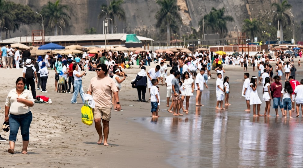 Chorrillos: familias aprovechan el invierno cálido y acuden a las playas