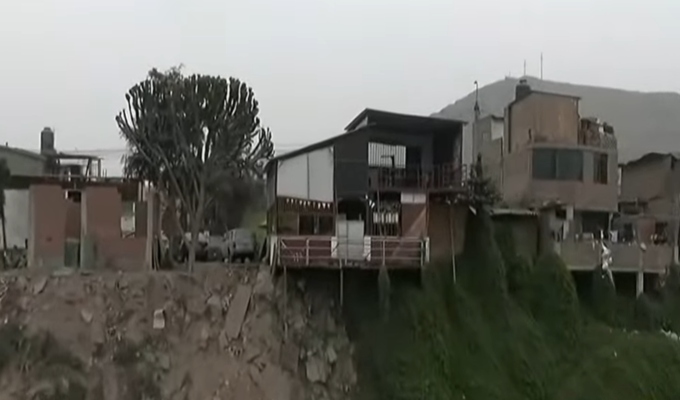 ¡Peligro en Huachipa! Casas y cevichería están a punto de caer al río Rímac
