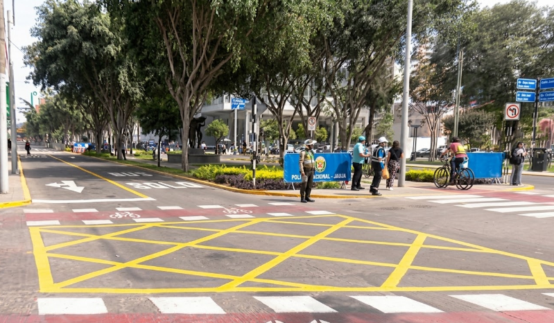 Carril bidireccional cambia flujo del tránsito en la avenida Arequipa