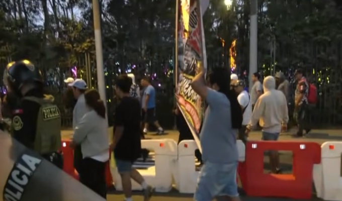 Colectiveros protestan contra plan piloto en avenida Arequipa