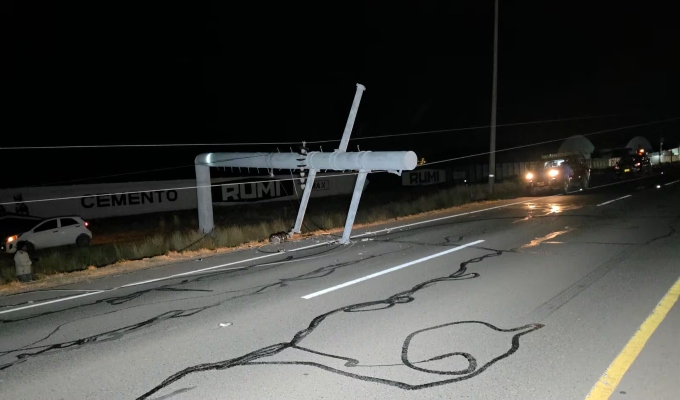 Juliaca-Puno: caída de postes provoca daños en tres vehículos por fuertes vientos