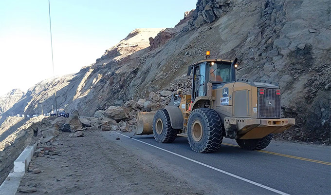 Deslizamiento de lodo y piedras vuelve a bloquear la carretera Panamericana Sur en Arequipa