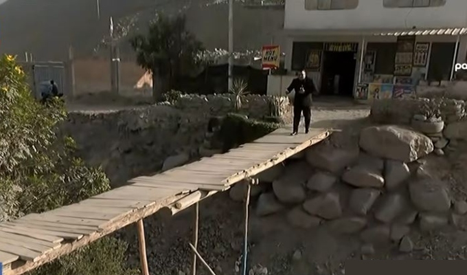 Chosica: usan tabla de madera como puente para cruzar la quebrada