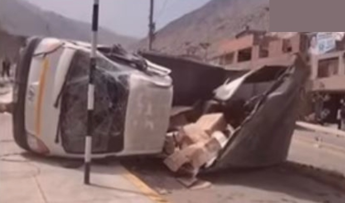 Camión se vuelca y deja dos heridos en vía Pasamayito