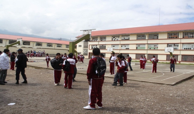 Huancayo: padres denuncian cobro de “cupos” y exigen mayor seguridad en colegio Santa Isabel