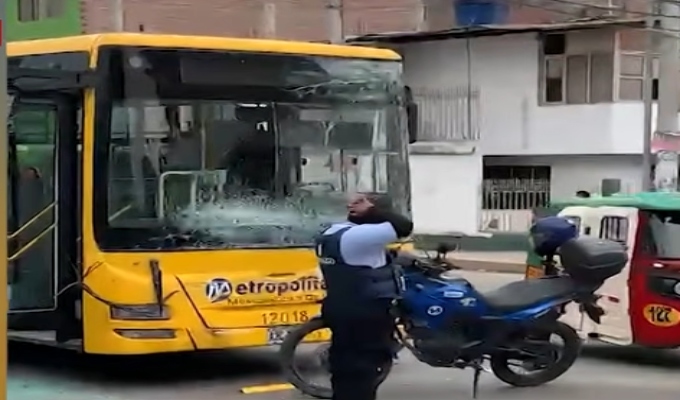 Bus alimentador del Metropolitano choca contra camión en Villa El Salvador