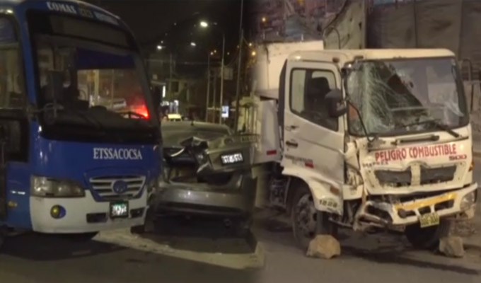 Accidente en Pasamayito deja dos heridos: camión cisterna impacta contra bus y auto en Comas