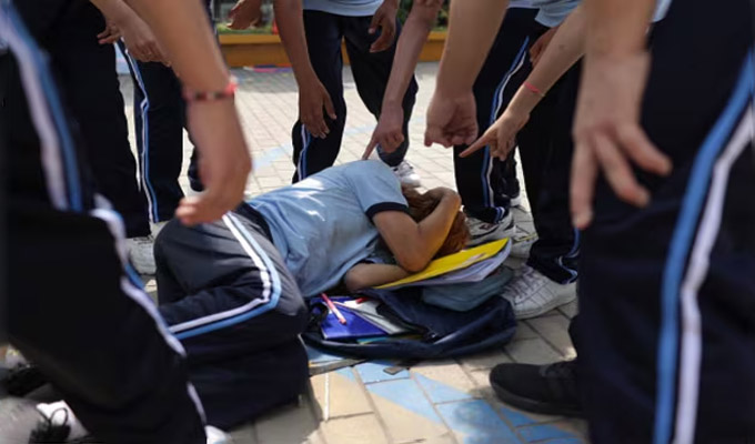 Atan y golpean a escolar durante supuesto “reto viral” en Huancayo: Luego difunden video