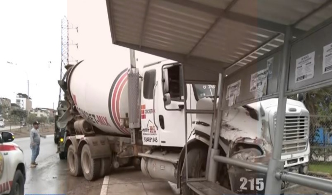 ¡Imágenes impactantes! cisterna chocó contra paradero por pistas mojadas en VMT