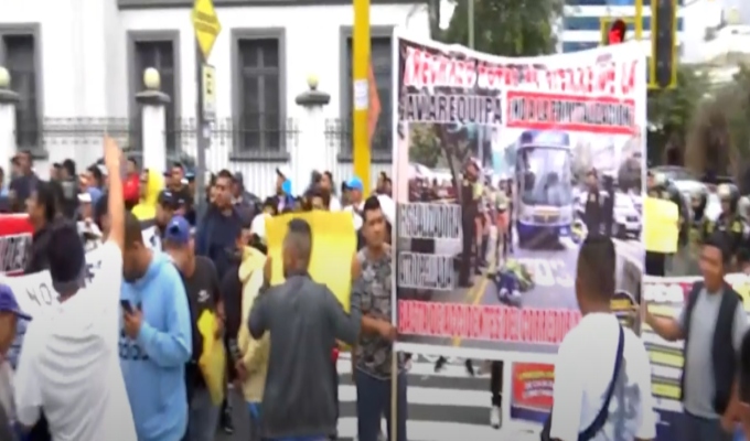 Colectiveros informales bloquean la avenida Arequipa en rechazo al carril bidireccional