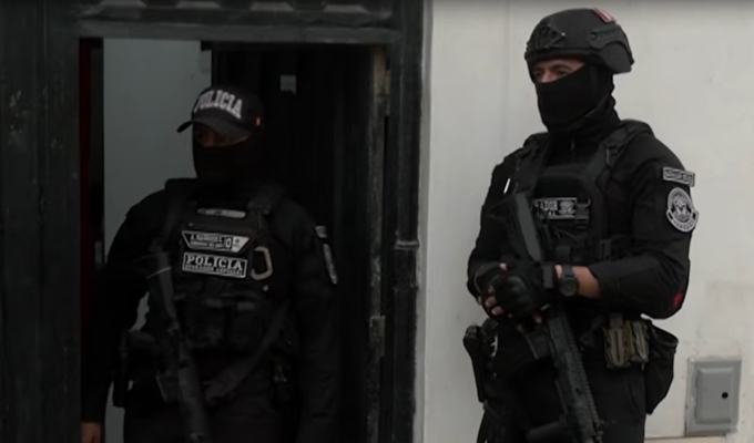 Uniformes policiales al alcance de cualquiera: así de fácil es conseguir prendas usadas por delincuentes