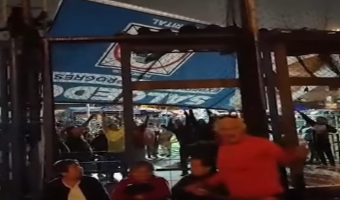 El Agustino: se enfrentan por instalación de panel publicitario en plena vía pública