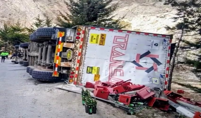 ¡Cerveza por toda la pista! Tráiler se vuelca en la Carretera Central