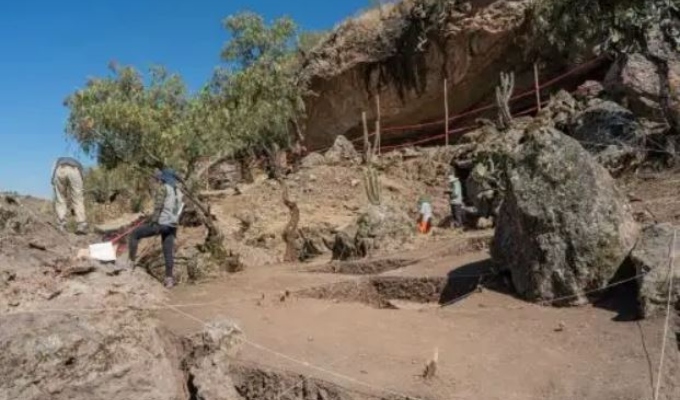 Pikimachay revela nuevos secretos: hallan piedra tallada y restos óseos de miles de años