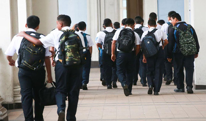 La Libertad: nueve escolares fueron intervenidos con armas de fuego dentro de sus colegios