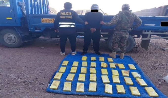 Puno: Policía incauta 36 paquetes de cocaína ocultos en un camión
