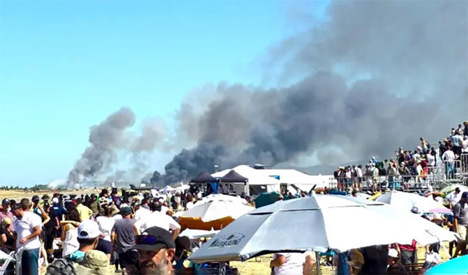 Tragedia en Grecia: dos pilotos mueren al estrellarse avión durante exhibición de acrobacias